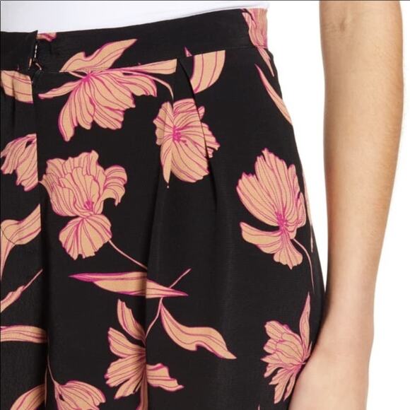 Code X Mode Black Floral pleated shorts - Picture 4 of 10